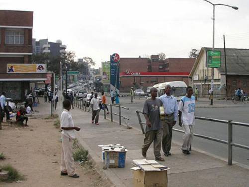 Passanten auf der Glyn Jones Road in Blantyre