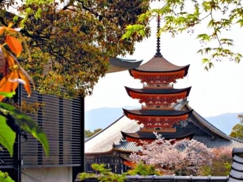 Pagode am Itsukushima-Schrein auf der Insel Miyajima
