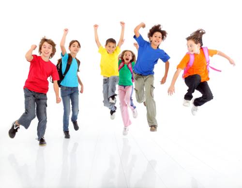 fröhlich springende Kinder