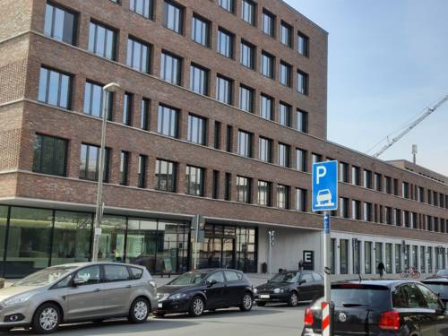 Monikerroksisen punatiilisen rakennuksen sisäänkäynti.