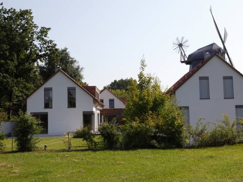 Zwei Häuser mit Garten