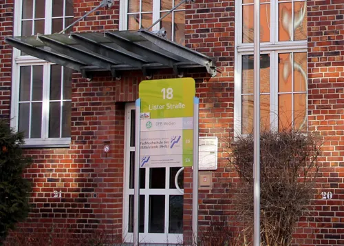 Eingangst&uuml;r eines roten Backsteinhauses.