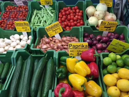 Obst und Gemüse an einem Marktstand.