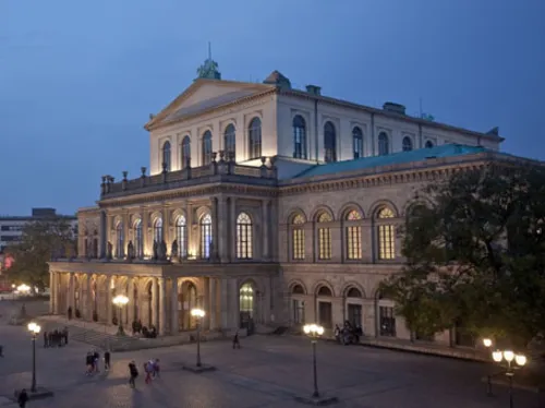 La Ópera iluminada por la noche.