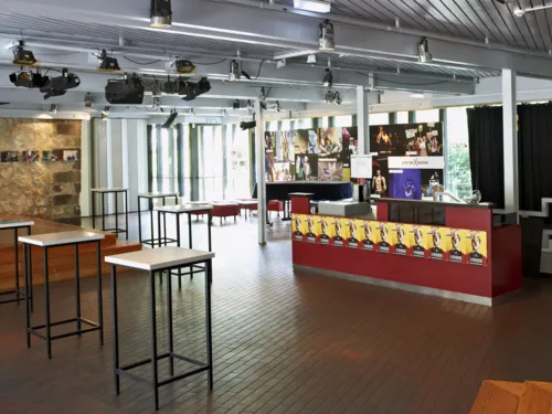 Foyer d'un théâtre.