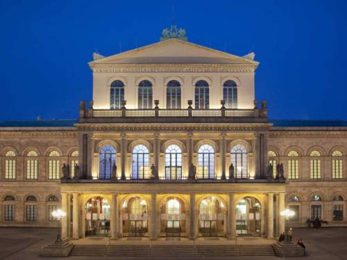 Das erleuchtete Opernhaus in der Frontansicht bei Nacht.