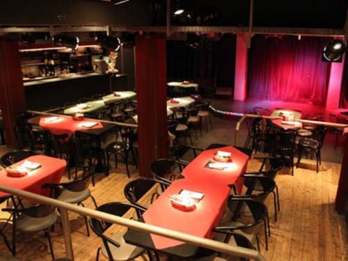 Eine Bar mit Bühne.