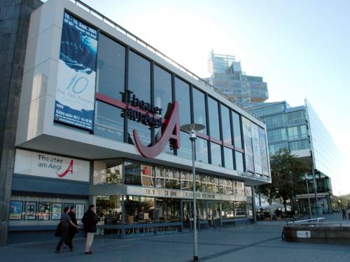 Außenansicht des Theaters am Aegi mit seiner Glasfassade.