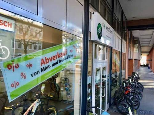 Front eines Fahrradgeschäfts von außen