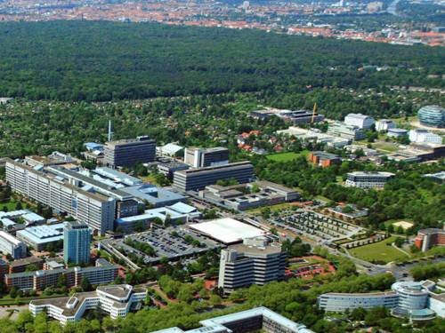 Luftaufnahme mehrerer Gebäude.