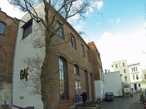 Zweigeschossiges Gebäude an dem an der Seitenwand die Buchstaben GAF angebracht sind. 