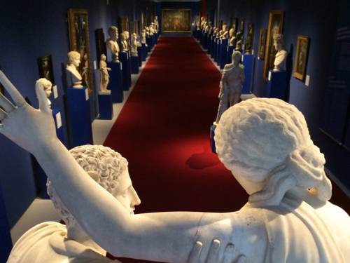 Utsikt inn i en gang med byster og statuer på sidene