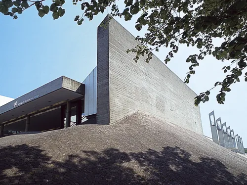 L'ingresso allo Sprengel Museum di Hannover sul lago Maschsee