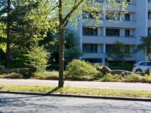 Steinerne Krokodile vor mehrgeschössigem Wohnhaus