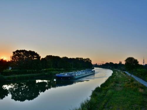 Kanal, auf dem ein Lastenschiff fährt