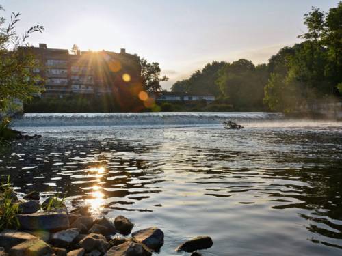 Fluss mit Häusern im Hintergrund
