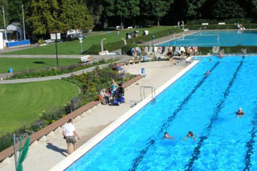 Udsigt fra oven over swimmingpoolen og solplænen ved Ricklinger Bad