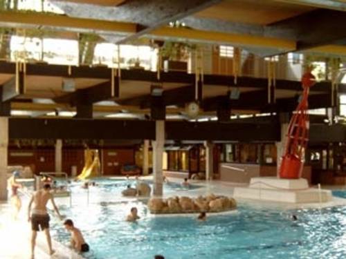 Svømmere i poolen og på bassinkanten ved Vahrenwalder Bad