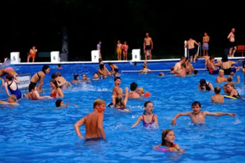 Barn i poolen