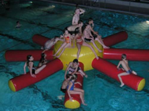 Kinder im Hallenbad auf einem aufblasbaren Seestern