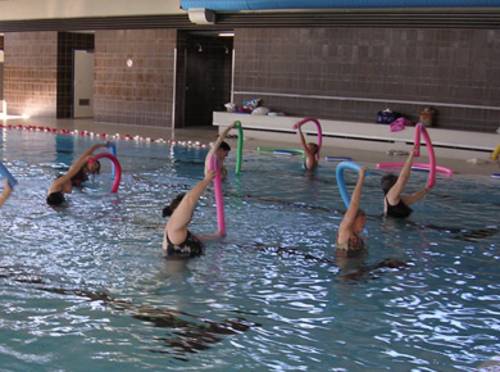 Menschen bei der Wassergymnastik