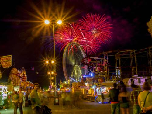 Feuerwerk über einem Festplatz.