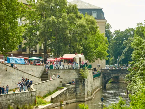 Widok na pchli targ na Starym Mieście z Hohe Ufer