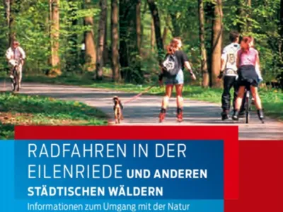 Ausschnitt aus dem Titelbild des Flyers "Radfahren in der Eilenriede und anderen st&auml;dtischen W&auml;ldern": Eine Gruppe mit Roller-Blade-Fahrern und Hund sowie einer Fahrradfahrerin begegnen auf einem Radweg im Wald einem anderen Radfahrer.