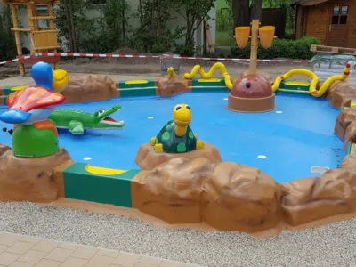Piscine avec grand toboggan
