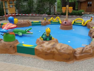 Schwimmbecken mit großer Rutsche