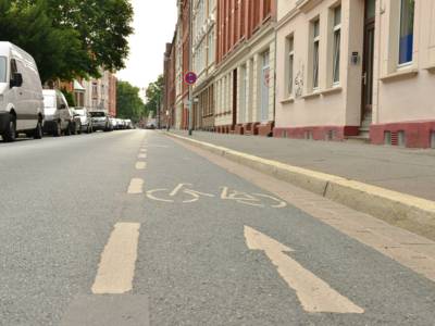 Eine Straße mit Markierung eines Fahrrad-Schutzstreifens