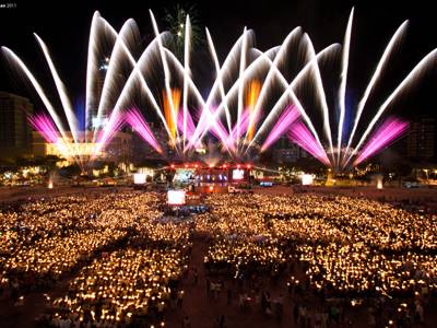 Ein Lichtermeer an Zuschauern genie&szlig;t das Feuerwerk