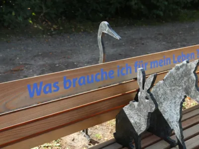 Assis sur un banc, en train de discuter avec des animaux