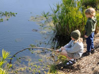 Kinder beim Entdecken am See