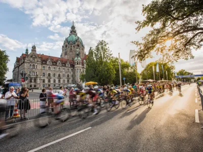 Radfahrer vor dem Neuen Rathaus