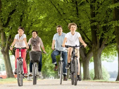 Familie f&auml;hrt Rad am Maschsee