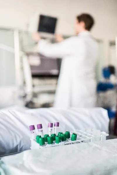 Medizinampullen stehen in einem Labor
