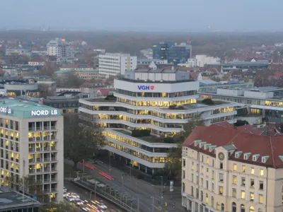 Luftbild eines modernen Geb&auml;udes mit einer Glasfassade.