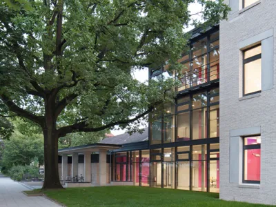 Der dreigeschossige Neubau ist an den Hauptbau des Kaiser-Wilhelm- und Ratsgymnasiums angebunden.