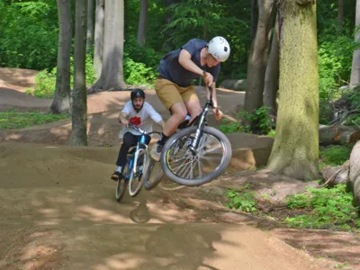 Mountainbiker auf dem neuen Parcours in Aktion