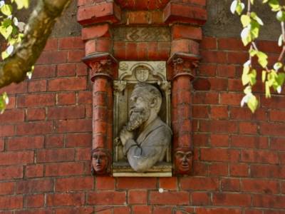 Hausfassade mit Bildnis eines Mannes