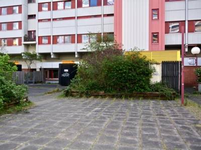 Gebäude mit verkleideten Entlüftungsschächten