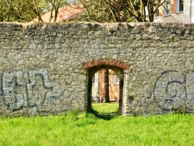 Alte Mauer mit Tor
