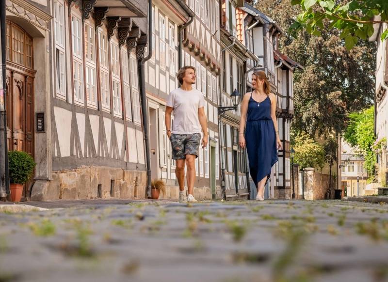 Una coppia passeggia per Hildesheim