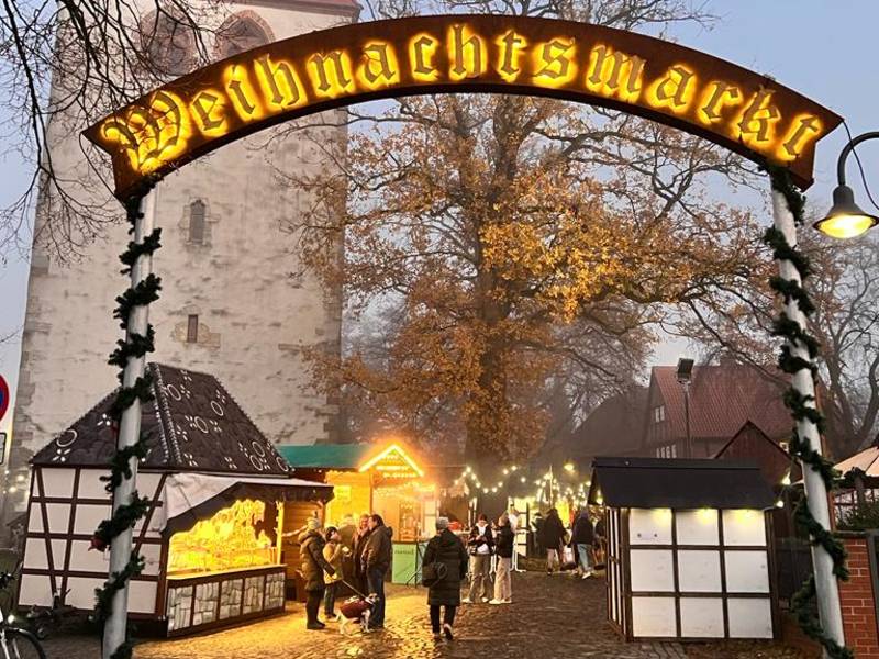 Der traditionelle Weihnachtsmarkt an der St. Marienkirche in Isernhagen