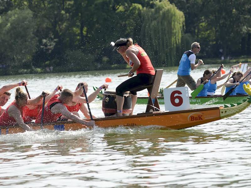 Zwei Ruderboote mit Trommlern im Wettrennen.