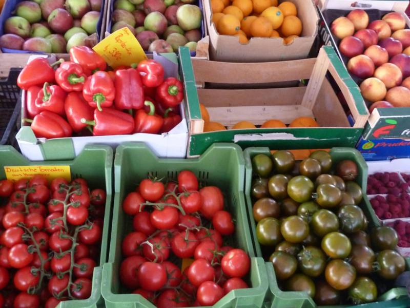 Frutas e legumes numa banca de mercado.