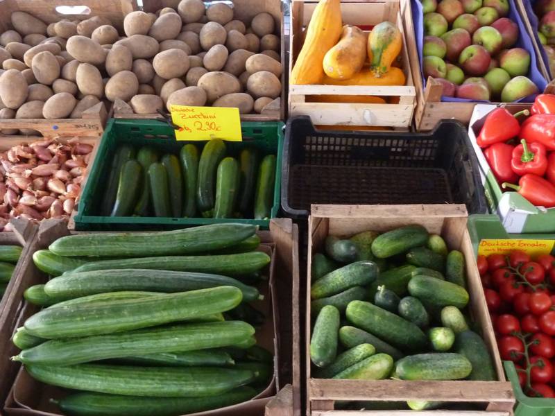 Obst und Gemüse an einem Marktstand.