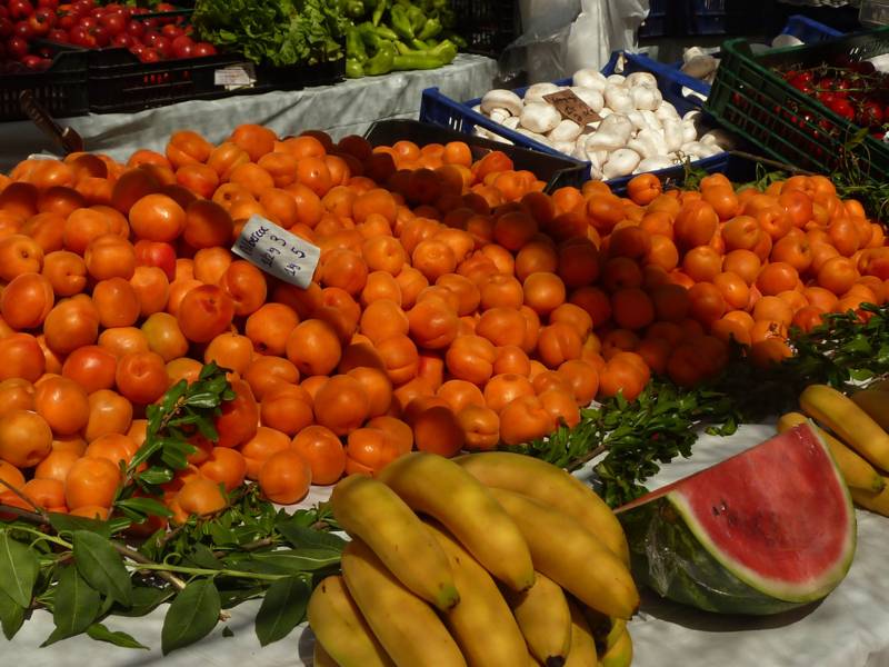 Obst und Gemüse an einem Marktstand.
