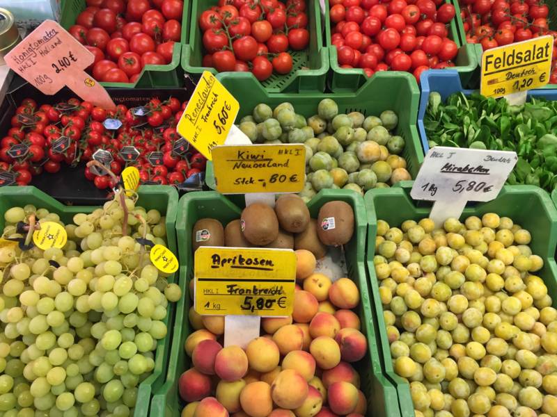Obst und Gemüse an einem Marktstand.